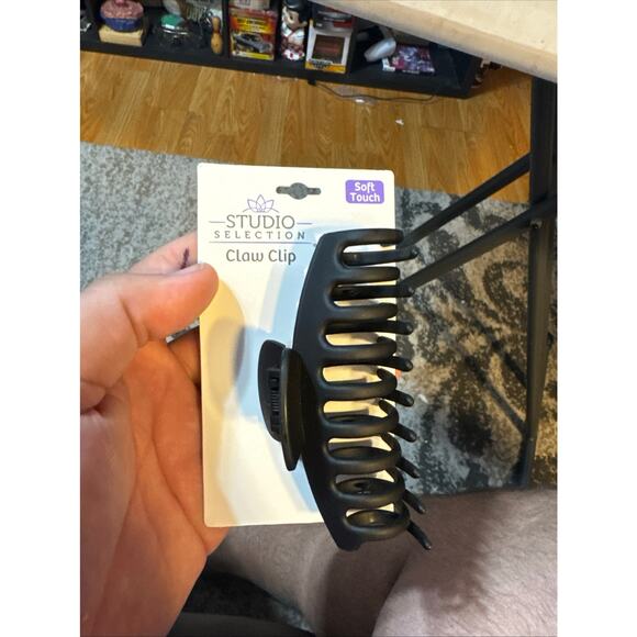 Studio selection, spa headband, wrap, scarf brushes, claw clips and more - Picture 6 of 16